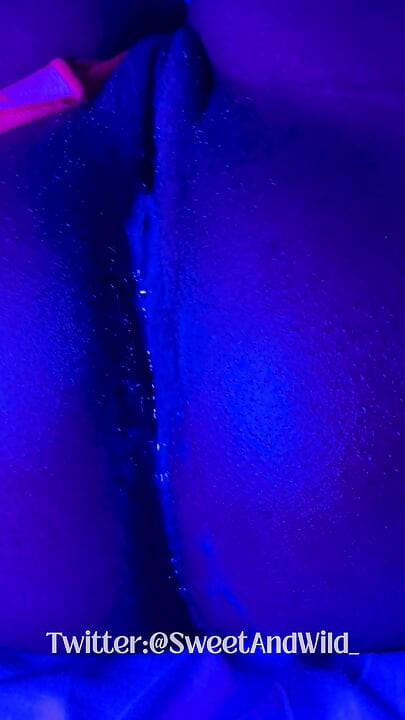 Ebenholzgöttin leckt: Neon-tanga &dildo-squirting