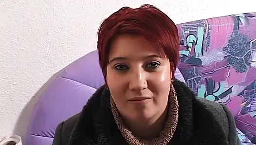 Pelacur trans Ahegao fingering pantat sambil membelai kontol