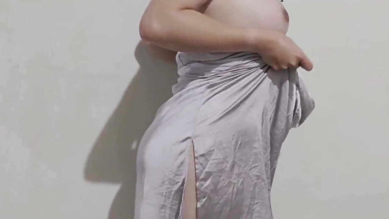 Prelepa žena sa velikim dupetom isprobava novu odeću solo - HD 1080 p