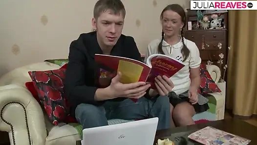 Gadis panas makan air mani setelah disetubuhi di kedua lubang oleh kontol besar