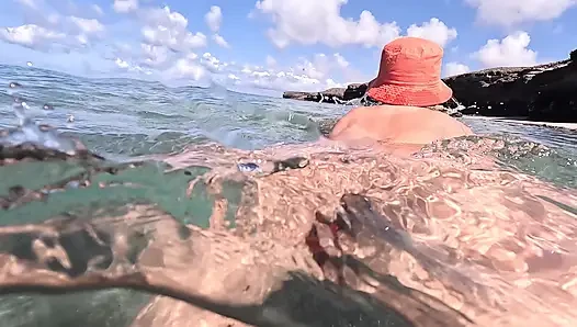 Nackte MILF Schwimmt Mit Analplug Unter Wasser