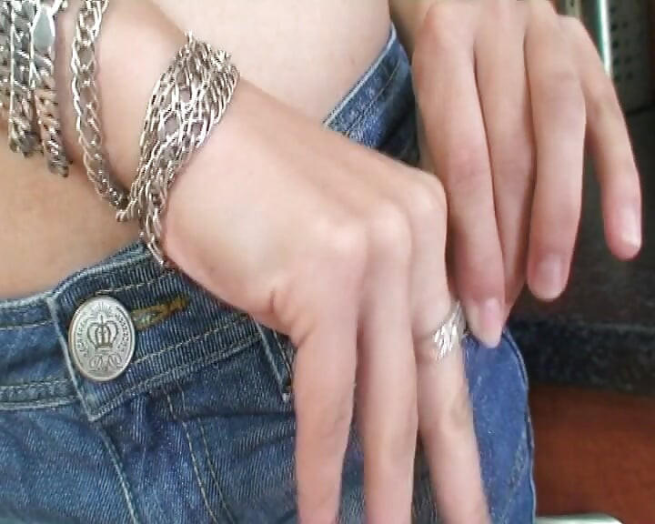 Prekrasna tinejdžerka jebana od djeda i bake u kuhinji