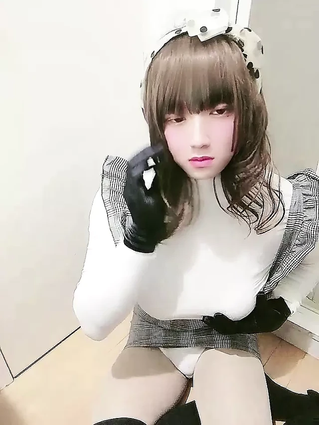 Japanese crossdresser masturbates with white dresses (7)