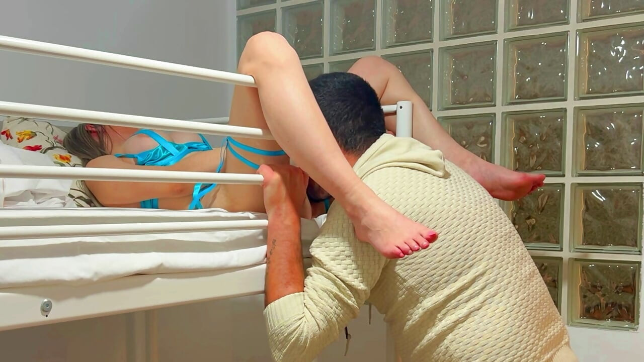 The Stepdad Has His Horny Stepdaughter's Pussy for Breakfast !