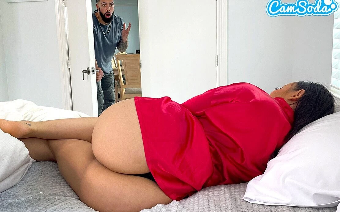 你的父亲不在家, 对吧？大奶子继母干饥渴继子的大黑屌