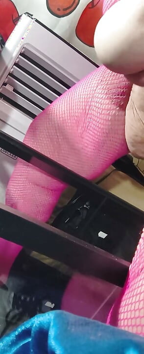 Tem Algo de Peixeiro Enquanto Ela Goza no Tanque Jorrando um Galão, Quer Lamber?