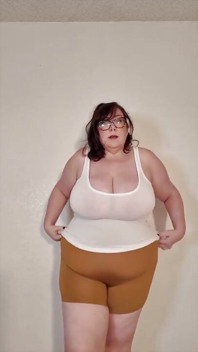 Gros Seins De BBW Dans Un Débardeur Blanc