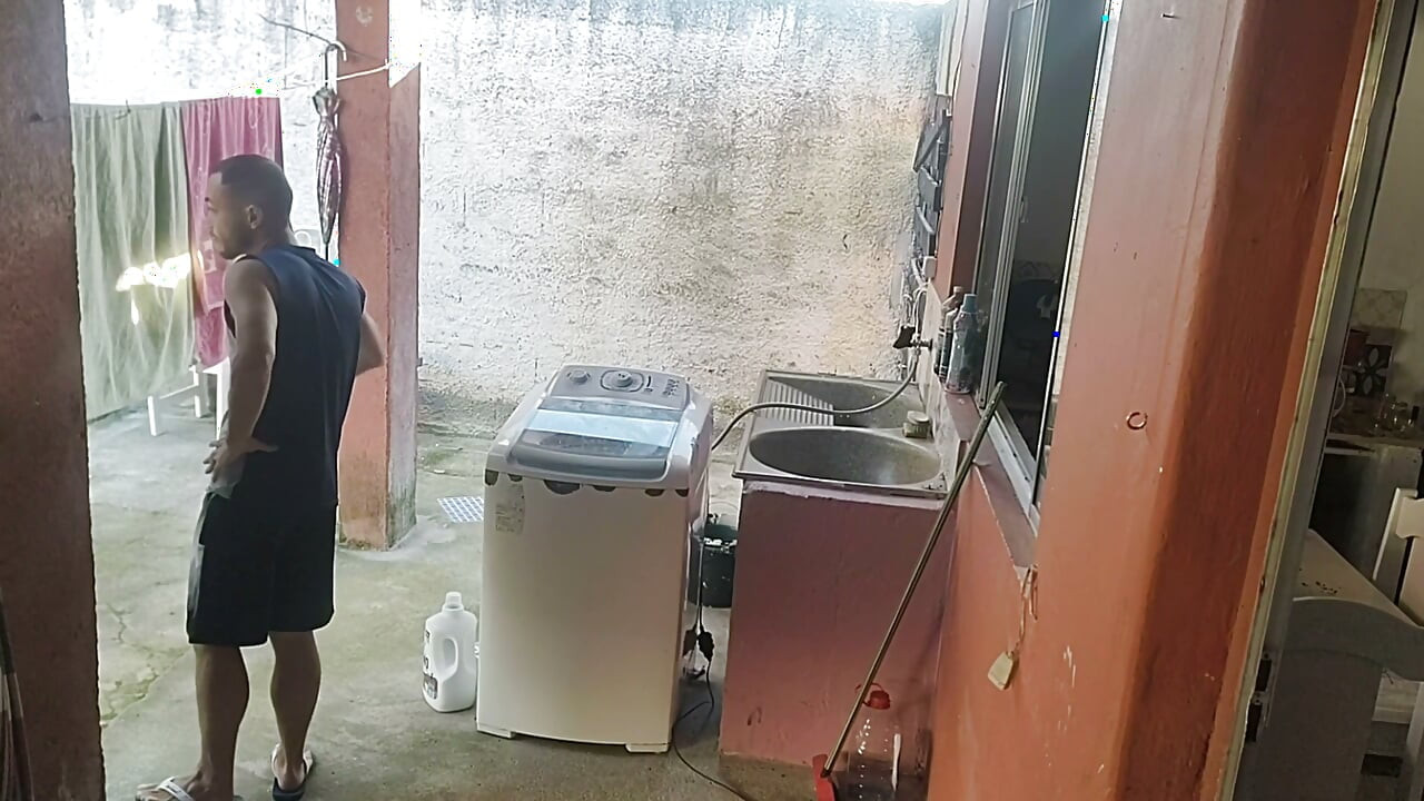 Esposa se fue y la criada no pudo detener mi polla erecta