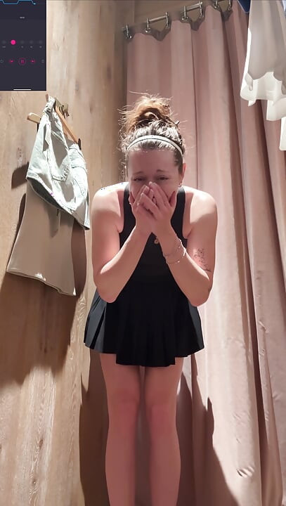 Éjaculation brutale dans les vestiaires ! En espérant que je ne me fais pas prendre !