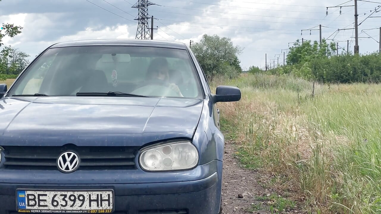 Executive-fahrerin wird vom revving nass und wichst ihren beifahrer
