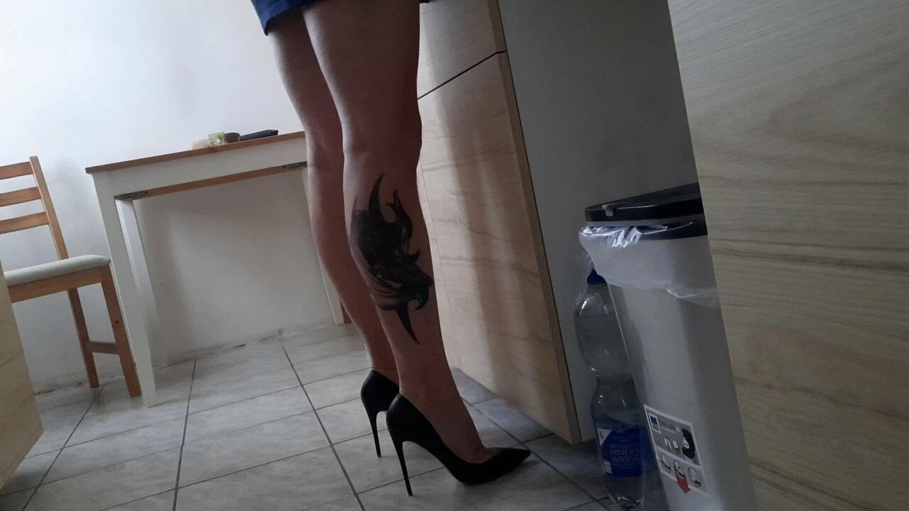 bacaklarım yemek yaparken
