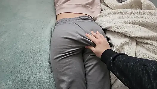 Menyentuh teman sekamar yang seksi