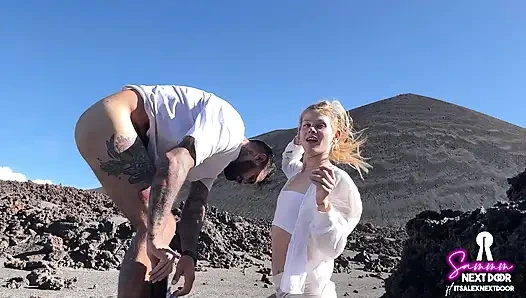 Публичный секс в Ночь свидания - Мы походили на вулкан, и он извергался мне в рот