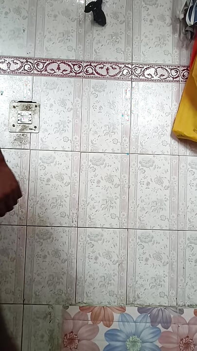 Cậu bé cu to gợi cảm tắm và làm cho con cu của anh ấy chơi trong nước