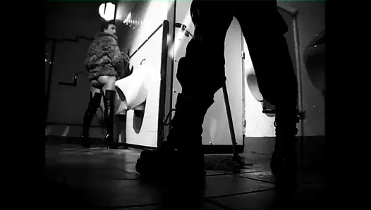 Bondage-porno von nonne und polizistin mit behaarter muschi von großen schwänzen gefickt