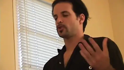 Olgun kilolu beyaz kaltak yatağında genç yarakla sikiliyor