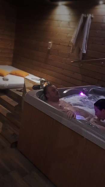 Žhavý sex zdarma s baculatou milfkou Dadou Deville