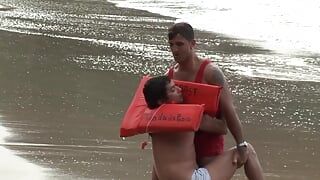 Intense neukpartij op het strand in de kont van een sexy geile homo