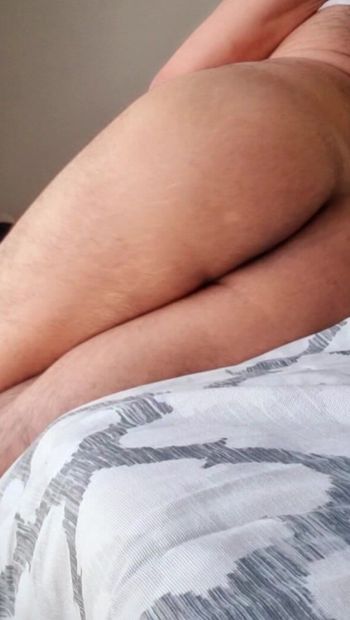 Un mec à gros cul excité voulait vraiment se faire baiser par une bite bien dure sur le lit sans préservatif