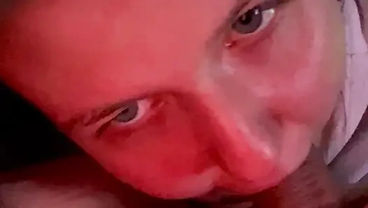 Gadis 18 tahun mengisap di malam hari