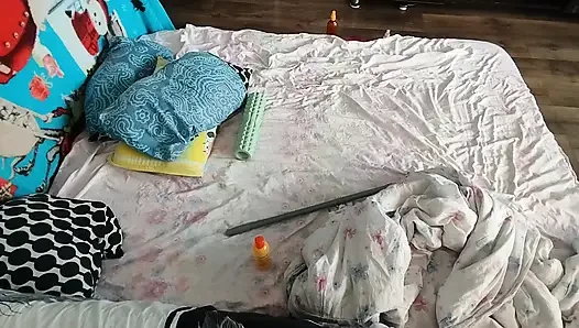 Чувственный массаж горячей пары с маслом на теле.
