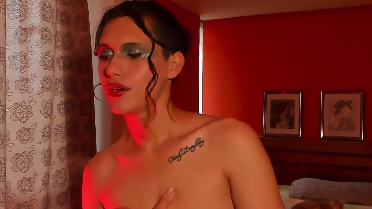 Великолепный Фембой с ее красивым лицом и нежным телом, ее макияж делает ее похожей на богиню