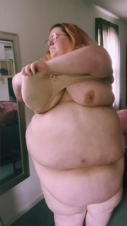 Zapanjujući trenutak iz "SSBBW pokazuje čudno oblikovano debelo tijelo"