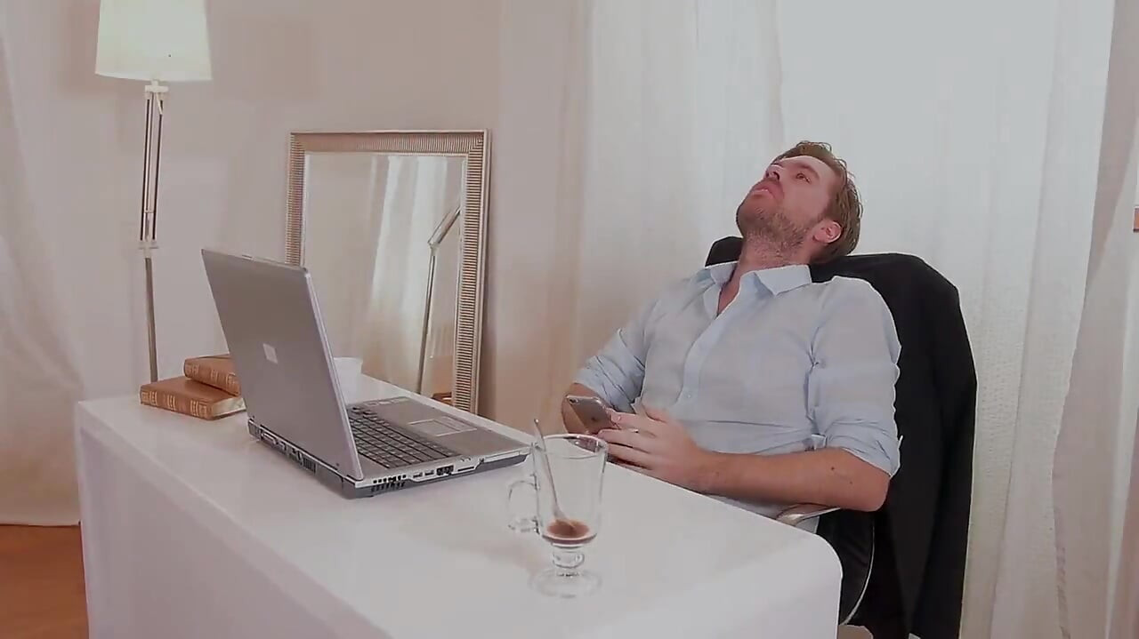 Блондинка красуня глибоко заглотує член і жорстко катається