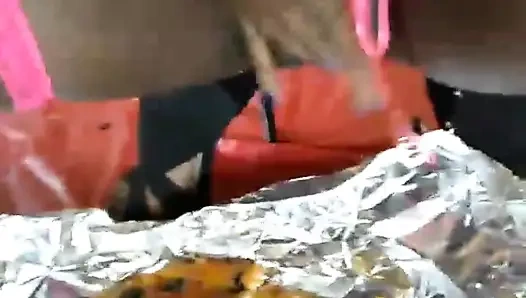 Шаловливая девушка писает на пиццу