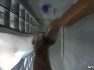 Rubia tetona alix lynx toma una ducha humeante