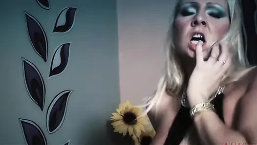 Jordan Sparx hat auf hauchdünne nylons und stilettos beim schleifen auf einem schwanz