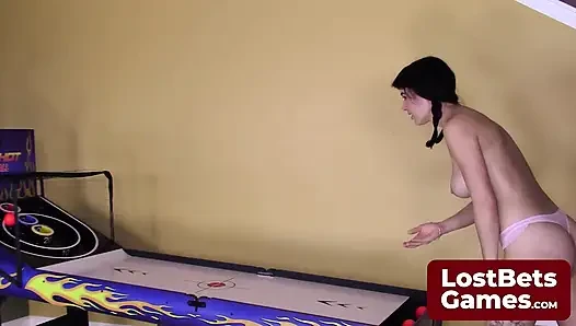 Alisha & Selina ve Helena ve Starli striptiz skee ball'da
