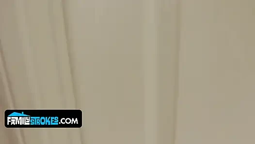 Masum sarışın üvey kız kardeş Velvet Rain üvey erkek kardeşinin şişman yarağı için eğiliyor