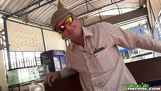 Thai-süße spreizt ihre beine weit