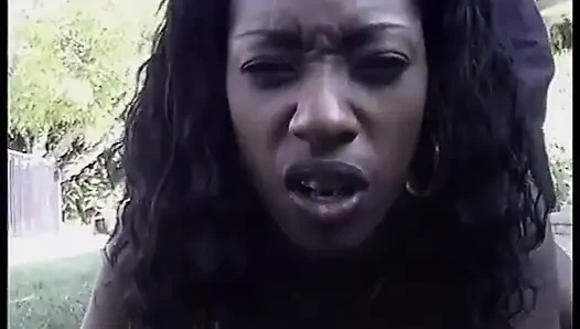 Горячая черная крошка раздевается, затем сосет большой черный член