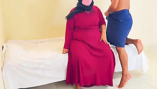 Meniduri ibu mertua muslim gemuk dengan burqa merah & jilbab (bagian-2)