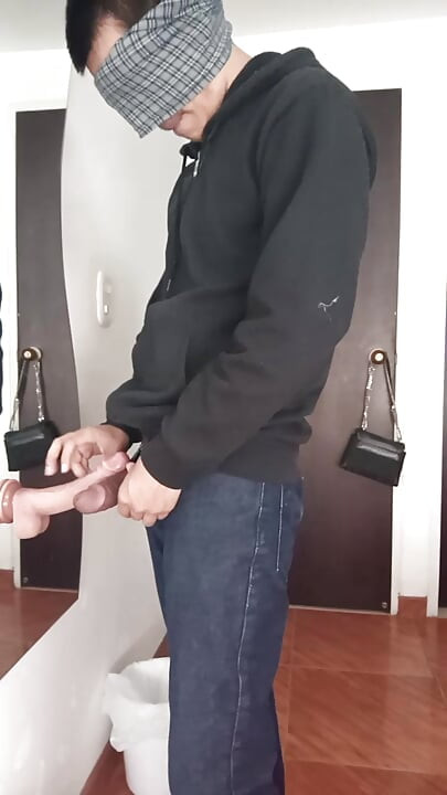ฉันเจอดิลโด้และฉันอดไม่ได้ที่จะลอง