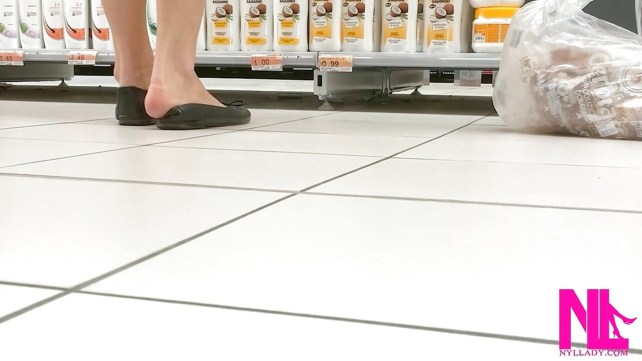 Игра с ступнями и погружение в черные квартиры в магазине Conad