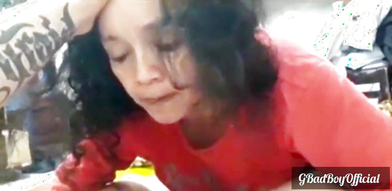 Starší žena si užívá ptáka mladého muže
