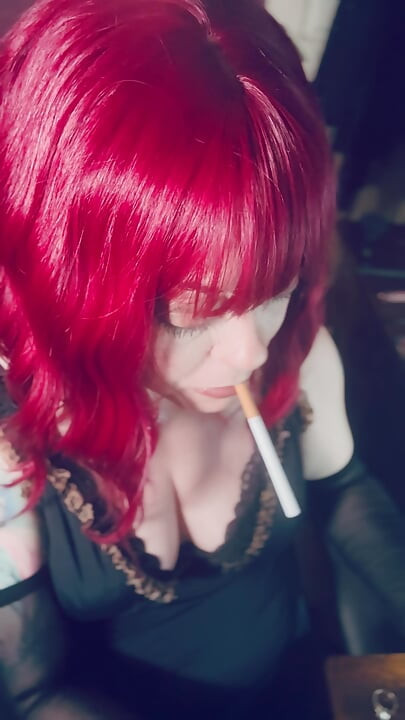 Domnișoara Tina Snua adoră să se îmbrace pentru fanii ei și să fumeze o țigară - Drifts OMI Snap inhalează inele de fum OME