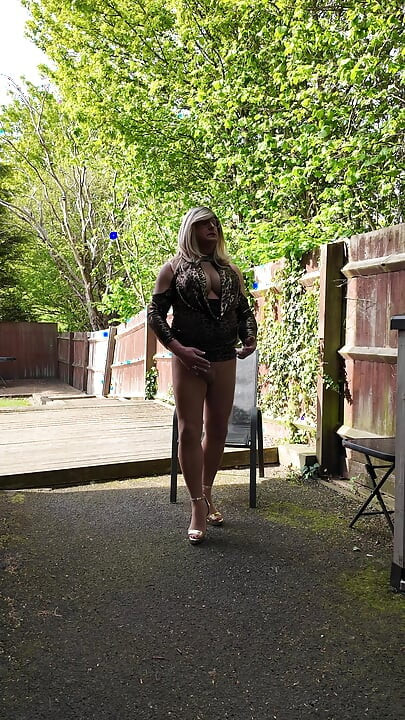 Crossdresser Kellycd2022 în rochie lucioasă cu imprimeu leopard și ciorapi fără cusături bronzate