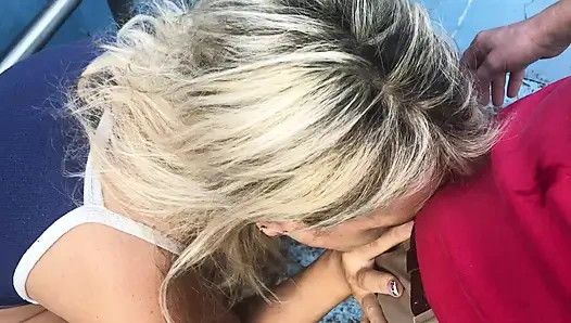 Технология бассейна и клиент в пустом бассейне - интенсивная глубокая глотка и камшот на лицо