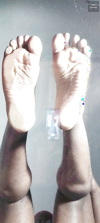 Display my soles on the glass table (2026)