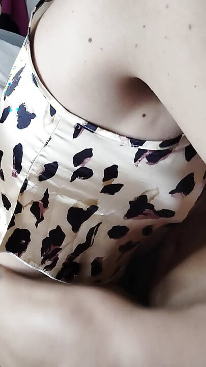 ช่วยตัวเองเมียร่านของกูโดนเย็ดและยิงน้ําเงี่ยน