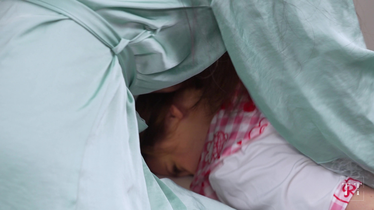 あなたはとても悪い女の子でした、ベラ!継父ティムはあなたを罰します