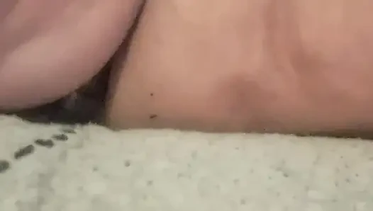 Edepsizce konuşan orta yaşlı seksi ev hanımı amcığıyla oynuyor
