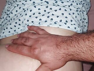 Stiefzoon neukt stiefmoeder in bed met een enorme lul