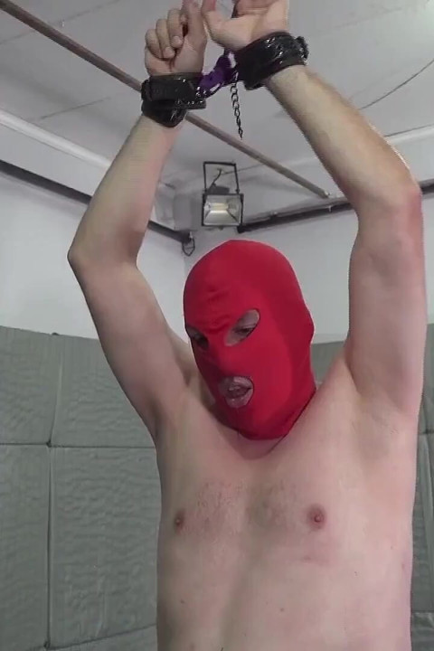Peituda milf Nikki esguichando seu escravo mascarado como nunca antes