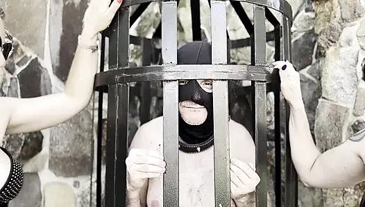 Mazoşistlerin teninde baş harflerimi yakıyor