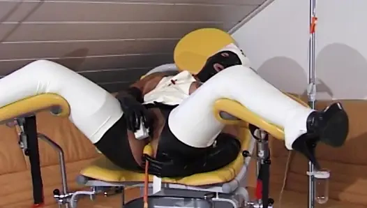 Wanita sange ini lagi asik muasin memeknya pakai mainan seks